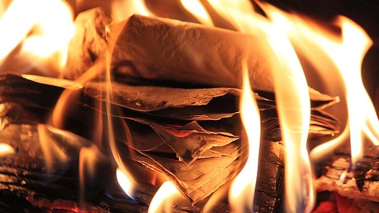 Weil vier Jungs alkoholisiert waren und f&uuml;r ihr Saufgelage ein Feuerchen machen wollten, versch&uuml;rten sie Seiten der H&uuml;ttentageb&uuml;cher - die Chronik des Skiclubs Bad Br&uuml;ckenau und randalierten. Das hatte ein gerichtliches Nachspiel.