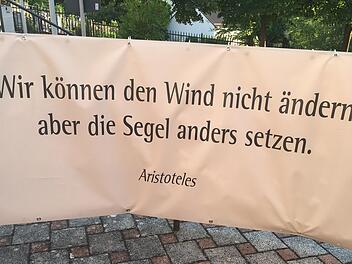 Eines von sechs Transparenten in Ramsthal, mit dem die Veranstalter der Kunstwoche auf die  Veränderungen nach der Pandemie hinweisen wollen. Foto: Andreas Lomb