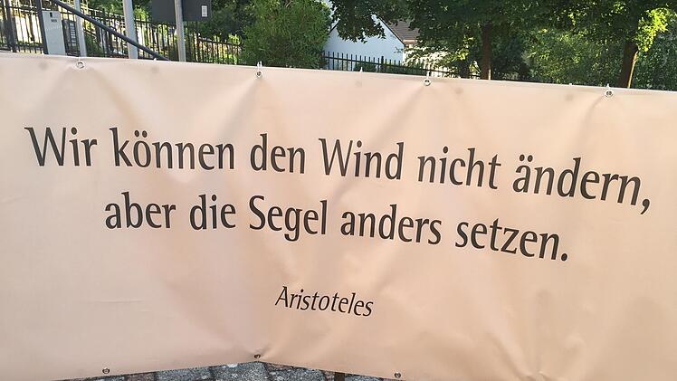 Eines von sechs Transparenten in Ramsthal, mit dem die Veranstalter der Kunstwoche auf die  Veränderungen nach der Pandemie hinweisen wollen. Foto: Andreas Lomb