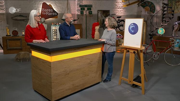 "Alles hat seine Zeit", fand Pia: Das Geschenk ihrer ehemaligen Chefin passte farblich nicht mehr in ihre neue Wohnung und sollte deshalb weiterziehen. Otto Pienes schlicht gerahmter "Blauer Planet" von 2003 war bestens erhalten und wurde auf 400 bis 600 Euro gesch&auml;tzt.