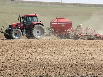 Prinzip Hoffnung: Derzeit säen die Landwirte vor allem Hafer und Sommergerste aus. Foto: Edgar Bartl