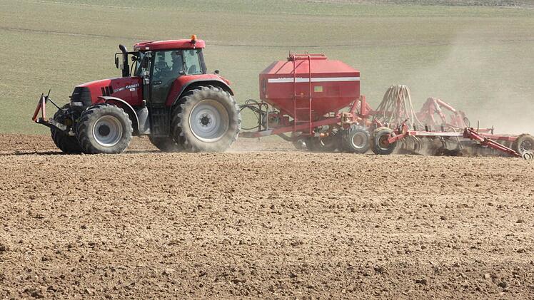 Prinzip Hoffnung: Derzeit säen die Landwirte vor allem Hafer und Sommergerste aus. Foto: Edgar Bartl