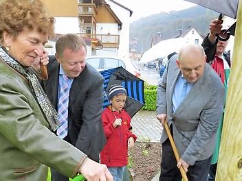 Gießen und schaufeln (von links): Irmgard Heinrich, Thomas Bold und Alfred SchrenkFotos: Johanna Kellermann
