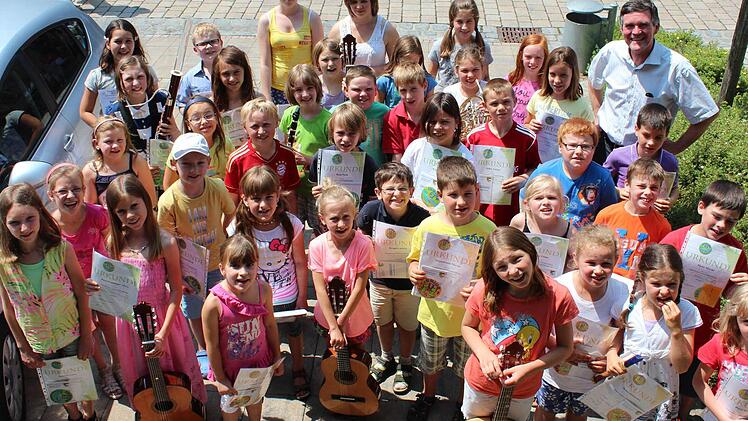 62 Musikschüler haben am Samstag in Volkach ihr "Musikpferdchen" erworben. Unser Foto zeigt die Kinder zusammen mit Bürgermeister Peter Kornell.