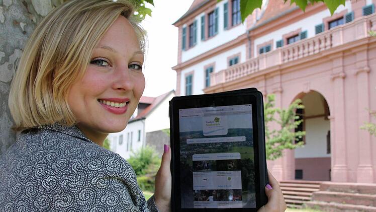 Schnell die richtige Veranstaltung finden: Franziska Bischof mit einem Tablet-PC, der die verbesserte Internetseite zeigt. Foto: Markus Reeh