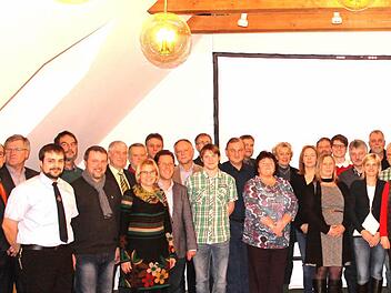 Diese zahlreichen Vertreter der einzelnen Vereine und Gruppen durften ein nachträgliches Weihnachtsgeschenk in Empfang nehmen. Foto: Schmidt