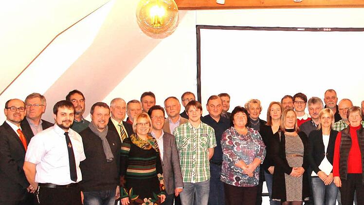 Diese zahlreichen Vertreter der einzelnen Vereine und Gruppen durften ein nachträgliches Weihnachtsgeschenk in Empfang nehmen. Foto: Schmidt