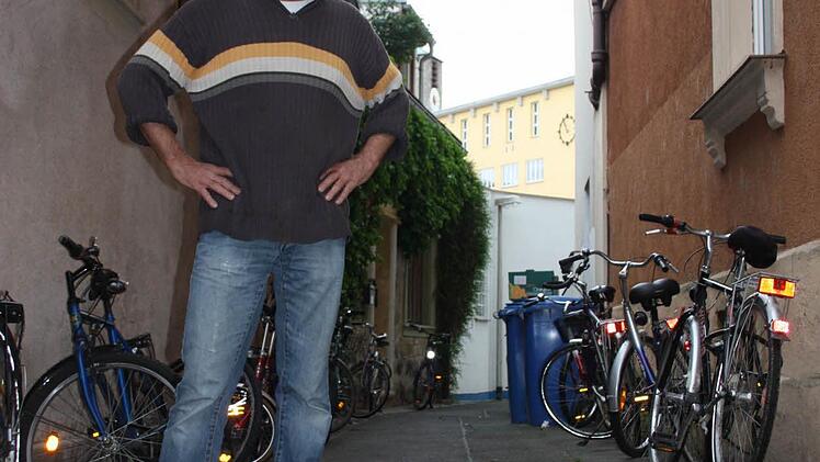 Uwe Röschlaub vor dem Ergebnis der Nacht: Er weiß, dass es schlimm hätte enden können. Das Gebäude, in der seine Kneipe untergebracht ist, ist am Dach aus Holz Foto: S.Martin