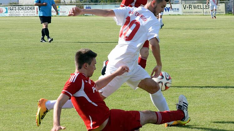 A-Klasse 1 Er/PEG: Die Münchauracher (rote Trikots) wussten mit Einsatzbereitschaft zu gefallen, mussten sich am Ende aber der spielerischen Überlegenheit des ATSV Erlangen II beugen.