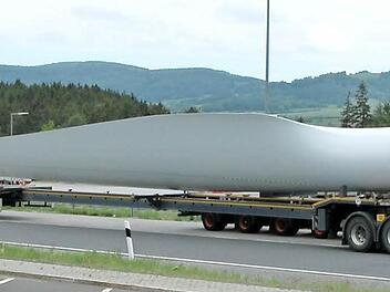 Auf der Durchreise: Solche Transporte mit Bauteilen für die Anlagen im Windpark Hain sollen durch Mainroth und Gärtenroth und weiter zu den Standorten am Spitzberg bei Schimmendorf und am Rainberg bei Hain und Wildenberg rangiert werden. Foto: Ralf Ruppert