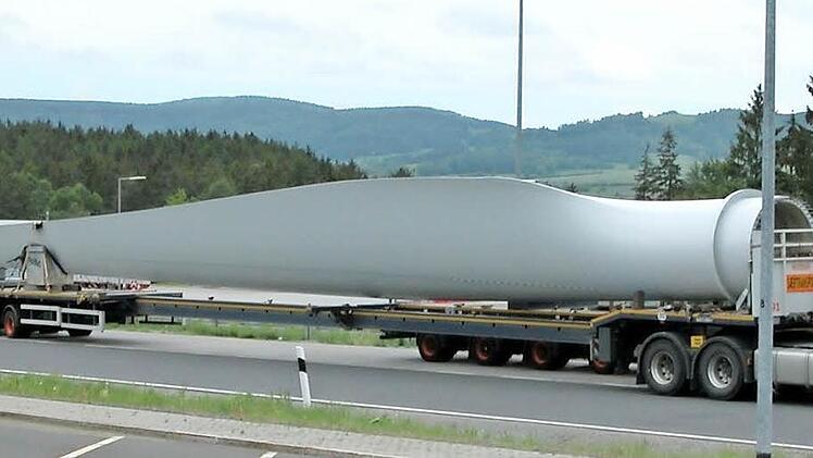 Auf der Durchreise: Solche Transporte mit Bauteilen für die Anlagen im Windpark Hain sollen durch Mainroth und Gärtenroth und weiter zu den Standorten am Spitzberg bei Schimmendorf und am Rainberg bei Hain und Wildenberg rangiert werden. Foto: Ralf Ruppert