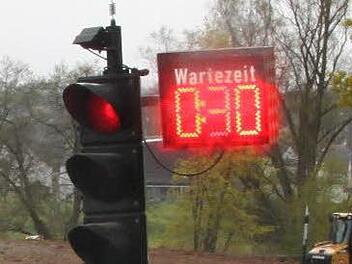 Bei Melkendorf steht eine Baustellen-Ampel, die die Rest-Wartezeit anzeigt. Foto: Alexander Hartmann
