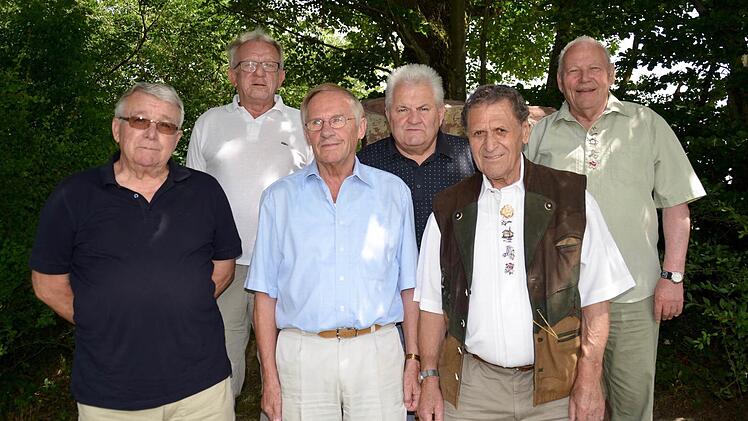 Für 55 Jahre Mitgliedschaft wurden geehrt: Günter Digel (von links), Ludwig Metz, Karl Nürnberger, Kurt, Nürnberger, Werner Reuß sowie Ehrenmitglied Klaus Kirschbauer  Foto: Kathrin Kupka Hahn