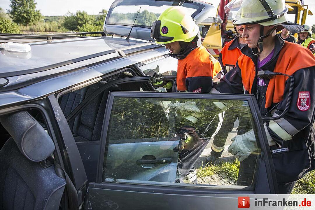 Auto prallt in Ottendorf gegen kleine Brücke