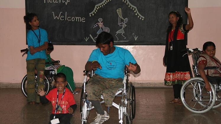 In Indien gelten behinderte Kinder bis heute als "Strafe der Götter". Die Kinder werden deshalb versteckt. Pater Thomas Muttam nennt die Kinder in Snehalaya ("Haus der Liebe") "besondere Kinder". Der Kulmbacher Pater, der sich jahrelang selbst in diesem Heim engagiert hat, möchte mit seiner neu gegründeten Kinderstiftung "Hoffnungsstrahl" jetzt einen Beitrag leisten, damit diese Kinder ein besseres Leben haben und gefördert werden können. Foto: Sonja Adam