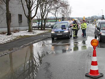 Wasserrohrbruch auf der Einkaufsmeile: Die Feuerwehr leitet den Verkehr um, aber alle Geschäfte in der Albert-Ruckdeschel-Straße sind erreichbar. Foto: Stephan Tiroch