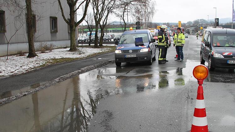 Wasserrohrbruch auf der Einkaufsmeile: Die Feuerwehr leitet den Verkehr um, aber alle Geschäfte in der Albert-Ruckdeschel-Straße sind erreichbar. Foto: Stephan Tiroch