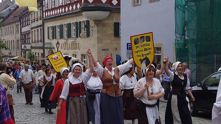 Die Teilnehmer zogen zum Historischen Wettkampf. Foto: Heike Sch&uuml;lein
