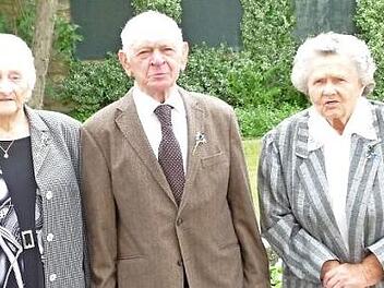 Die Kronjuwelenen Konfirmanden: (von links) Martha Honzik, Fritz Müller und Annemarie Schott (alle Untersteinach).