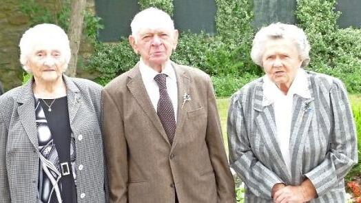 Die Kronjuwelenen Konfirmanden: (von links) Martha Honzik, Fritz Müller und Annemarie Schott (alle Untersteinach).