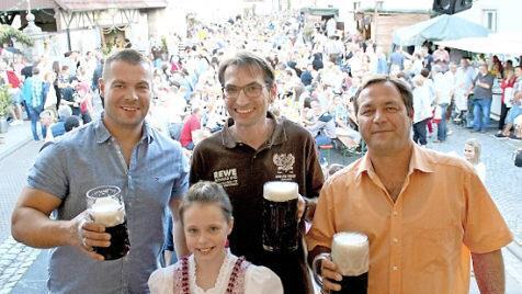 Stießen auf ein gutes Gelingen des 26. "Stabacher Backofenfestla" an (von links): Festwirt Christian Merklein, "Traubenmadla" Julia Meyer, der Vorsitzende des Feuerwehrvereins, Michael Schor, sowie Ebelsbachs 2. Bürgermeister Martin Horn.