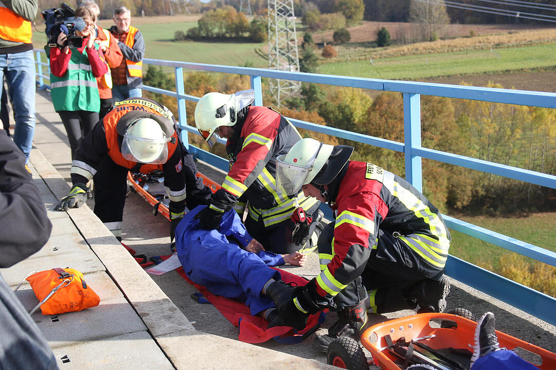 Coburg: Üben für den Ernstfall – Rettungskräfte und Statisten stellen ICE-Katastrophe nach
