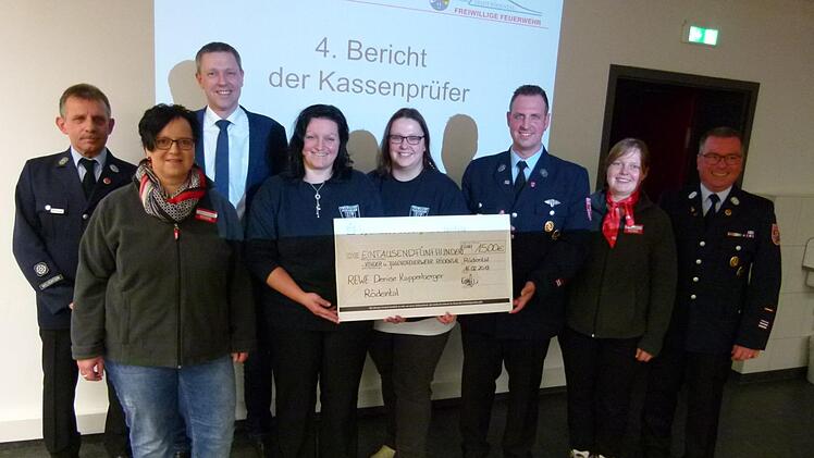 Übergabe einer Spende von 1500 Euro.        Foto: Lothar Weidner