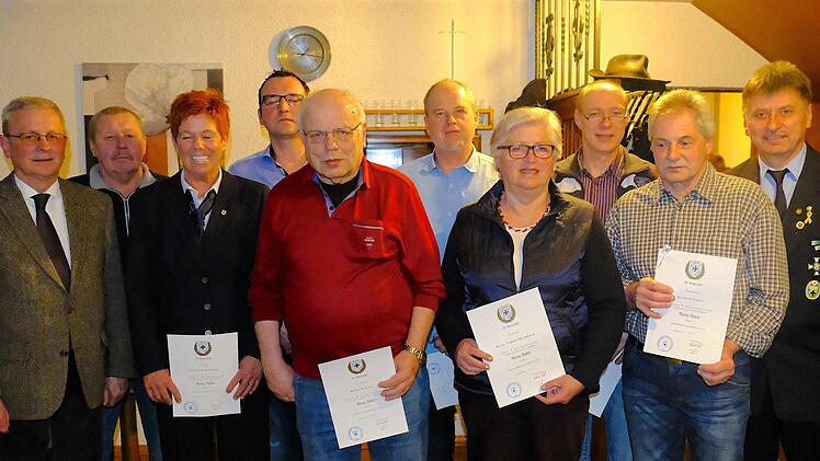 Sind seit 20 Jahren bei der  Krieger- und Soldatenkameradschaft Frankenbrunn (von links): Gotthard Schlereth, Alois Baumgart, Michaela Hofmann, Torsten Büchner, Klaus Kroner, Peter Stürzenberger, Betty Vogler-Berhard, Thomas Seifried, Herbert Gabel und Klaus Lutz. Gerd Schaar