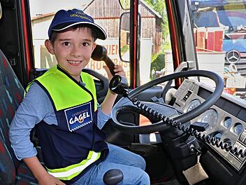 Linus Keßler fühlt sich im Feuerwehrauto als "ganz Großer".Helmut Will