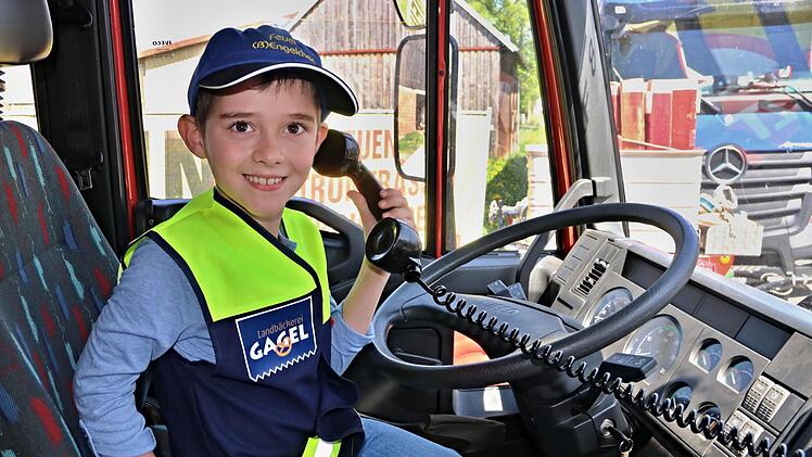 Linus Keßler fühlt sich im Feuerwehrauto als "ganz Großer".Helmut Will