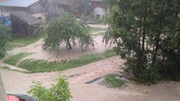 Das Unwetter am 2. August 2014 verwandelte den Neuenmarkter Ortsteil Hegnabrunn binnen Minuten in eine Seenlandschaft. Straßen waren  unpassierbar, Keller wurden überflutet. Die Folgen und die Situation heute sind Thema einer Versammlung am 12. Juni. BR-Archiv/Lechaos Krtek