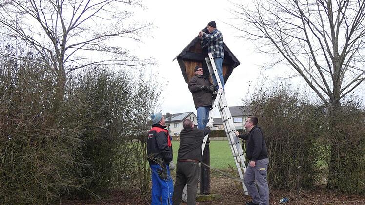 Gemeinsam packten die Helfer an, um das Kreuz wieder aufzustellen.