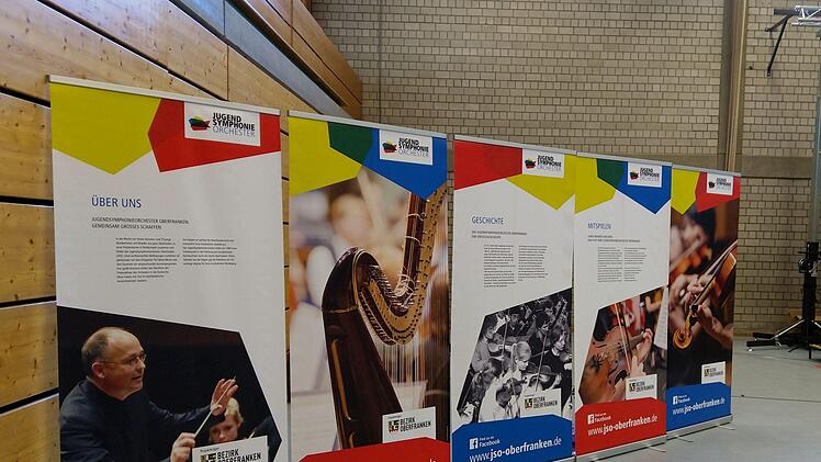 Reichlich Applaus gab es für das Jugendsymphonieorchester Oberfranken und die junge Solistin Sophia Reuter beim Gastspiel in der Frankenhalle in Neustadt. Am Dirigentenpult stand Till Fabian Weser.Foto: Jochen Berger