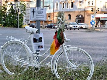 Der ADFC N&uuml;rnberg hat ein "Mahnmal f&uuml;r alle Verkehrsteilnehmer" aufgestellt - das Ghostbike. Das Rad soll an Katharina erinnern, die mit 30 Jahren von einem LKW &uuml;berfahren wurde. Foto: Ludwig Eble