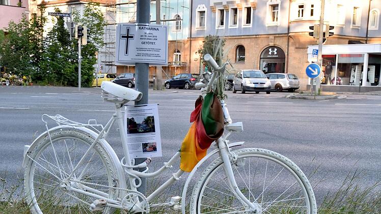 Der ADFC N&uuml;rnberg hat ein "Mahnmal f&uuml;r alle Verkehrsteilnehmer" aufgestellt - das Ghostbike. Das Rad soll an Katharina erinnern, die mit 30 Jahren von einem LKW &uuml;berfahren wurde. Foto: Ludwig Eble