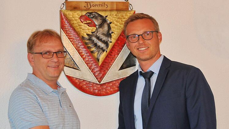 Bürgermeister Holger Bezold (r,) gratuliert dem neuen Gemeinderatsmitglied  Thomas Bezold.    Foto: Karl Heinz Wirth
