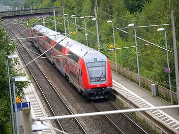 Polizeieinsatz in Oberkotzau: Zug wegen vermeintlicher Bombendrohung evakuiert
