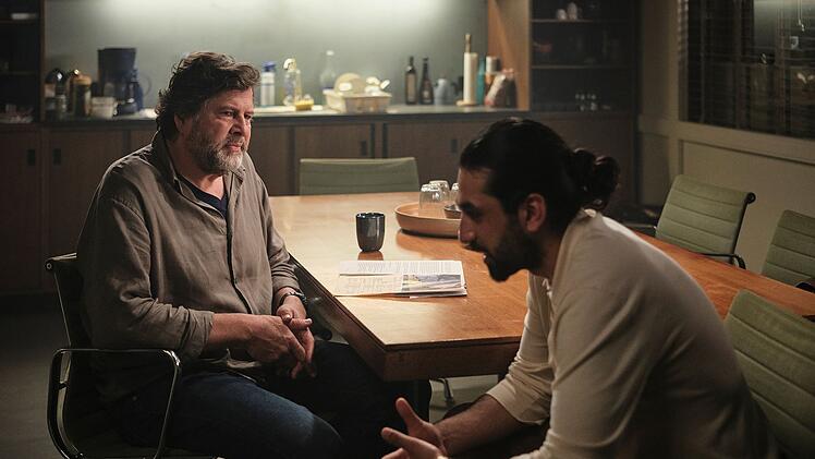 Ein toter Rocker liegt im Nebenraum einer Diskothek. Dringend tatverd&auml;chtig ist der Intensivt&auml;ter Ramin Taremi (Omid Memar, rechts), der aber alle Schuld von sich weist. Kommissar Berg (Hans-Jochen Wagner) verh&ouml;rt ihn und will die Wahrheit herausfinden.