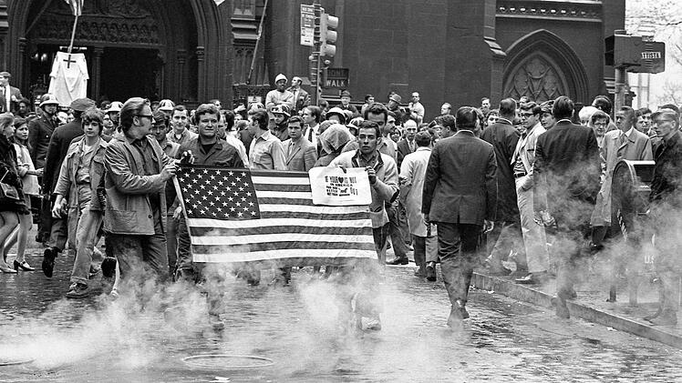 Gegenprotest: New York City, Mai 1970. Eine Gruppe von Bauarbeitern demonstriert in der N&auml;he der Wall Street in Manhattan gegen die Anti-Vietnam-Proteste.