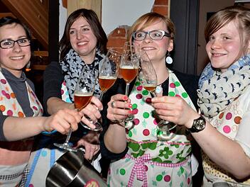 Die vier Brau-Feen (von links) Isabella Straub, Yvonne Wernlein, Gisela und Monika Meinel-Hansen stoßen auf ihren Erfolg an. Foto: Dieter Hübner