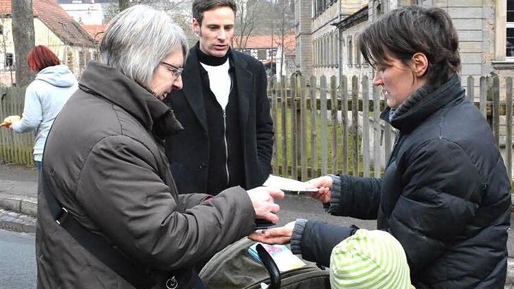 Pfarrersfamilie Bauer hatte beim Weihnachtsmarkt sogar ihren Kinderwagen mit Losen voll geladen, um sie an die Besucher des Weihnachtsmarktes, hier an Hiltrud Mann (links), zu bringen und damit der kleinen Merle zu helfen.