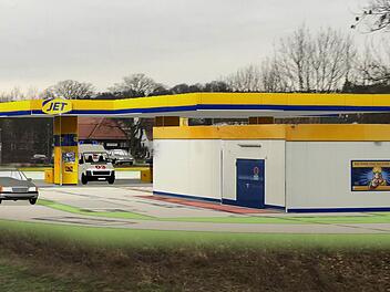 Ob an dieser Stelle eine Tankstelle in Memmelsdorf gebaut werden darf, darüber wird am 10. April in einem Bürgerentscheid abgestimmt.  Fotomontage: Planungsbüro Strunz