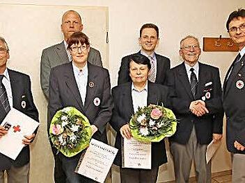 Ehrungen bei der BRK-Bereitschaft Bad Rodach (von links): Siegfried Löhnert, Kreisgeschäftsführer Juergen Beninga, Sabrina Straub, Emine Stingel, Bürgermeister Tobias Ehrlicher, Erhard Leicht und Bereitschaftsleiter Johann Luczkow Foto: Michael Stelzner