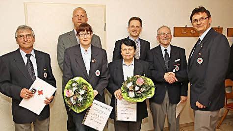 Ehrungen bei der BRK-Bereitschaft Bad Rodach (von links): Siegfried Löhnert, Kreisgeschäftsführer Juergen Beninga, Sabrina Straub, Emine Stingel, Bürgermeister Tobias Ehrlicher, Erhard Leicht und Bereitschaftsleiter Johann Luczkow Foto: Michael Stelzner
