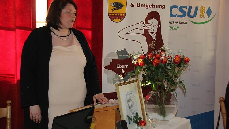 Die jetzigen Vorsitzende Simone Berger mit einem Bild der Gründerin Maria Schohe.