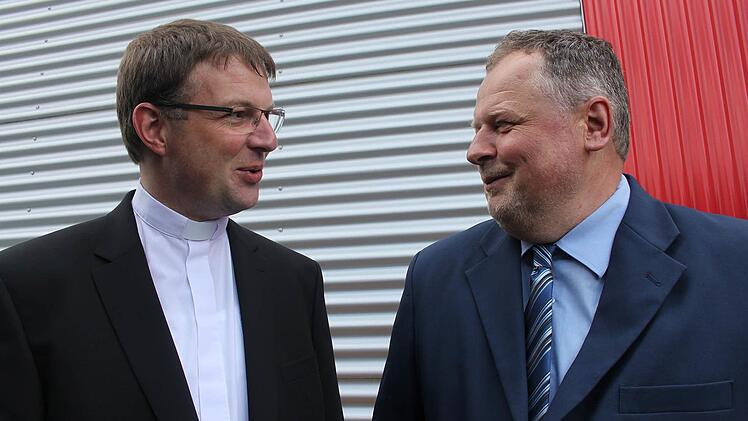 Holger Fiedler mit Pastoralreferent Josef Grünbeck. Foto: Veronika Schadeck
