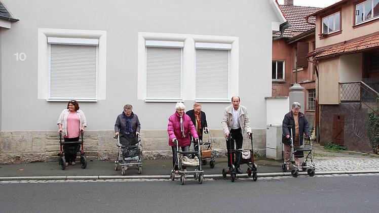 Bei einem Kurs für Rollator-Fahrer sollen Senioren lernen, wie sie ihr Gefährt am bestenbenutzen. Edgar Kast gibtTipps und macht Mut. Foto: Carmen Schmitt