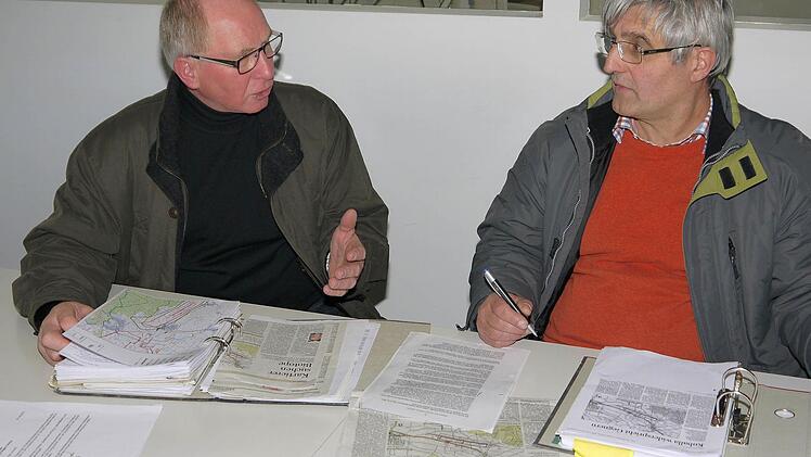 Doppel-Spitze: Nach elf Jahren im Amt wird Gerhard Ehrlich (links) nicht mehr für das Amt des BBV-Kreisobmannes kandidieren. Bei Geschäftsführer Hans Rebelein (rechts) hat sich schon ein Bewerber für die Nachfolge gemeldet: Martin Flohrschütz aus Tremersdorf. Foto: Berthold Köhler