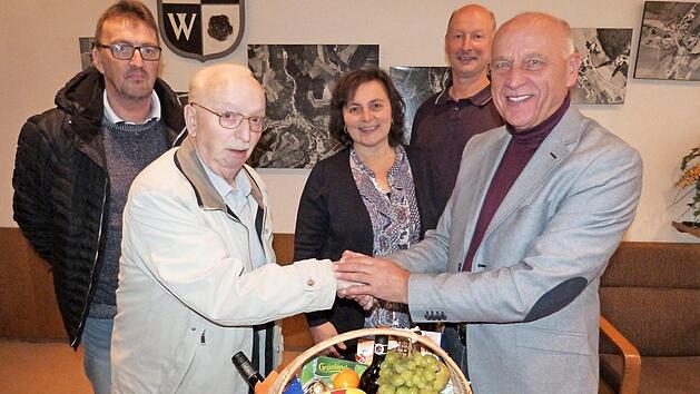 Nach exakt 25 Jahren als verl&auml;sslicher Gemeindebote und Rathauskurier wurde Heinrich G&ouml;tz von B&uuml;rgermeister Hermann Anselstetter verabschiedet. Unser Bild zeigt (von links) Sohn Wolfgang G&ouml;tz, Heinrich G&ouml;tz, Andrea M&uuml;ller, Norbert Specht und Hermann Anselstetter. Foto: Werner Rei&szlig;aus