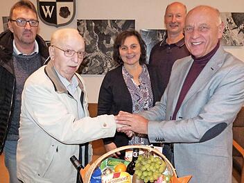 Nach exakt 25 Jahren als verlässlicher Gemeindebote und Rathauskurier wurde Heinrich Götz von Bürgermeister Hermann Anselstetter verabschiedet. Unser Bild zeigt (von links) Sohn Wolfgang Götz, Heinrich Götz, Andrea Müller, Norbert Specht und Hermann Anselstetter. Foto: Werner Reißaus